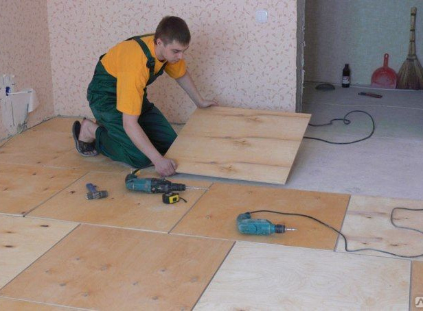 Зачем укладывать фанеру под паркет